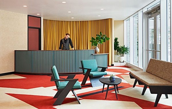 Hotel ocupa e restaura edifício modernista nos Estados Unidos