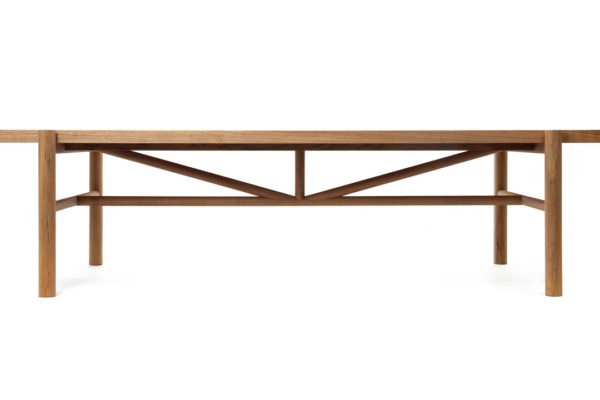 Menos é mais: mesa Dina, design Fernando Prado