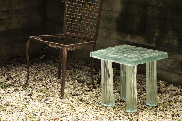 Mesa de cacos de vidro questiona conceitos de feiura e beleza